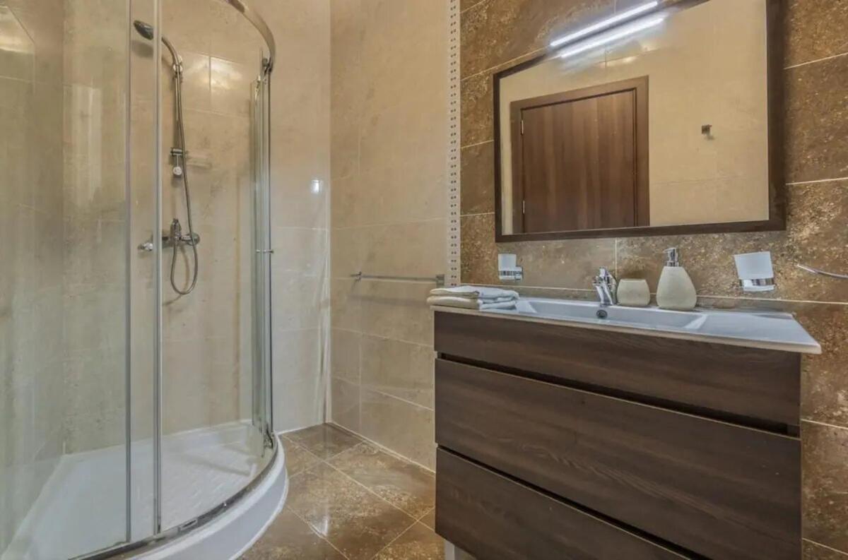 2 Bedroom In Sliema, Malta No 6 Apartment *